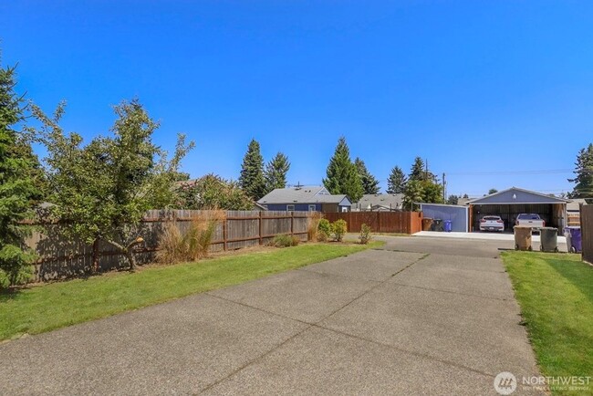 Building Photo - Amazing 3 Br 2.5 bath 2 car gar home in Ta...