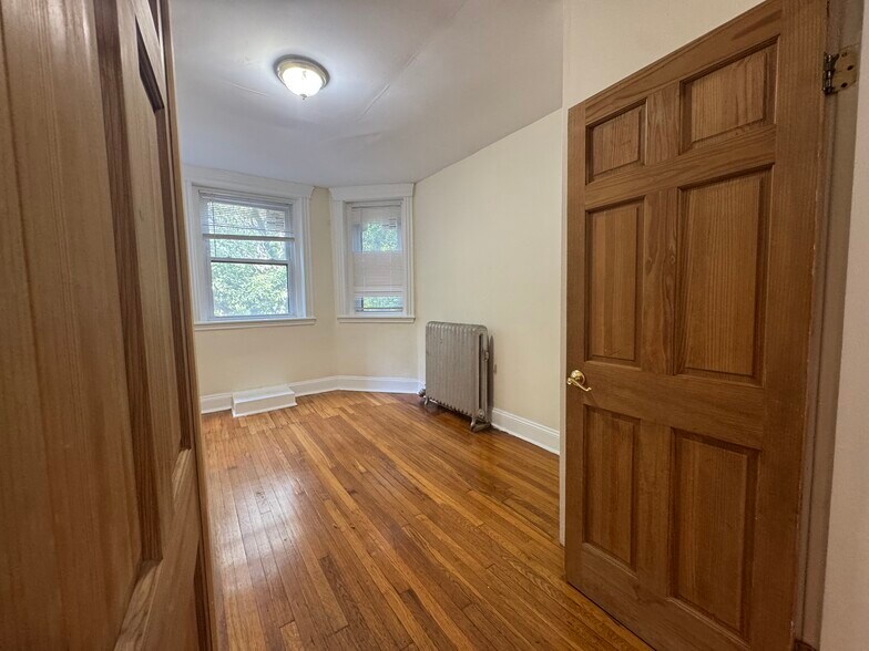 Building Photo - 390 Riverway