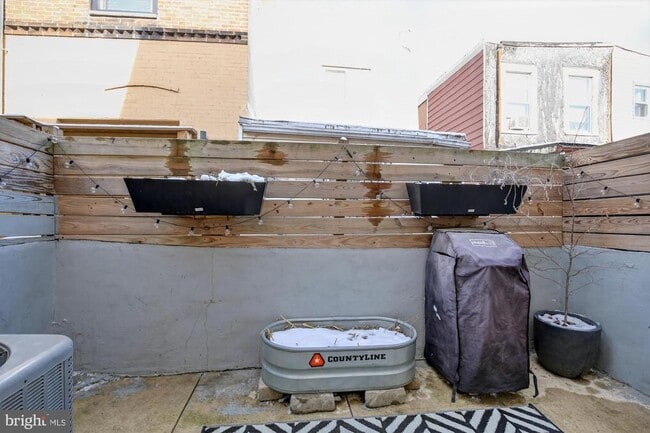 Building Photo - 741 Watkins St