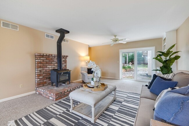 Building Photo - Beautiful 5 bedroom/3bath home with a pool