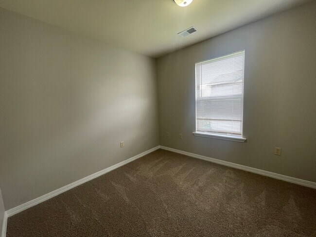 Building Photo - 3 Bedroom 2 Bath Apartment in Branson, MO