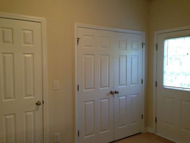 Building Photo - 331 Village Dr