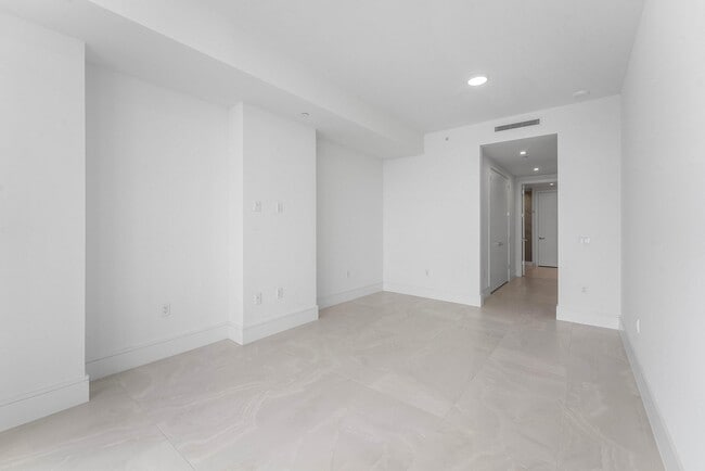 Building Photo - 220 Lake Shore Dr