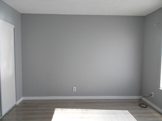 Building Photo - Beautifully Updated 3-Bedroom with an Ente...