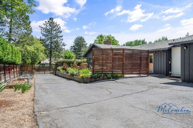 Building Photo - Modernized Spacious 3 Bedroom Home with Lush Outdoor Living in the Heart of Ashland