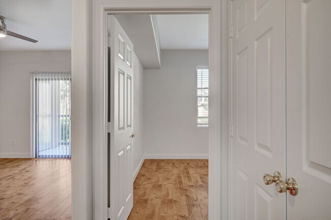 Building Photo - Stunning first floor condo with new wood floor!