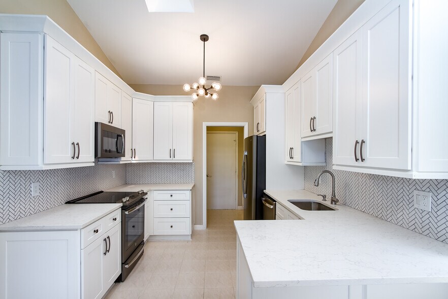 Fully updated kitchen with brand new appliances - 8555 Eagle Run Dr