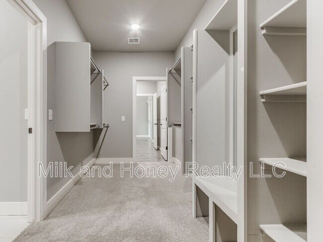 Building Photo - 3212 Hayven Cir