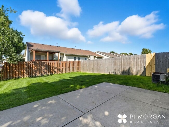 Building Photo - 3 Bedroom, 3 Bathroom - Available Immediately