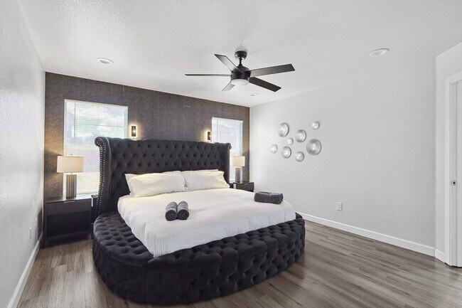 Building Photo - 521 E Robin Ct