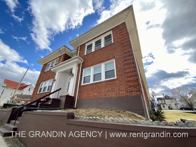 Building Photo - 202 Elm Ave