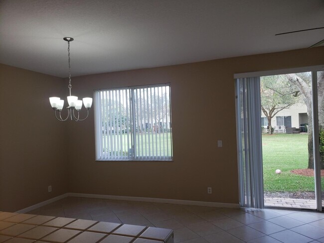 Building Photo - 3027 N Evergreen Cir