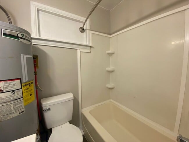 Building Photo - Two bedroom one bathroom single home in Sp...