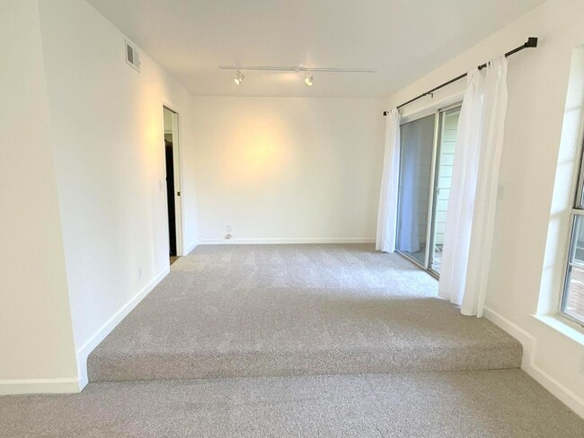 Building Photo - Wonderful Townhome In Walnut Creek Near He...