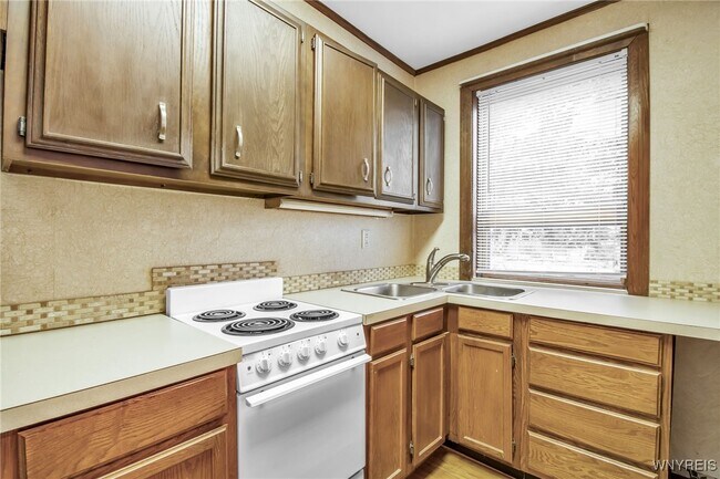 Building Photo - 530 Linwood Ave