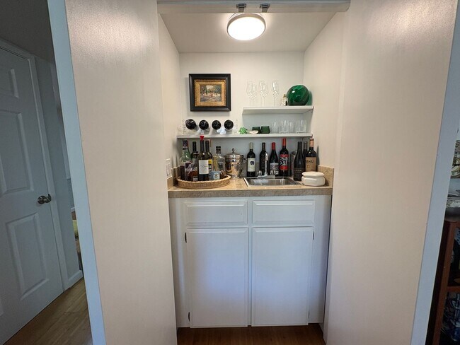 Building Photo - Beautiful 2-Bedroom Corner Condo in Downtown Palo Alto