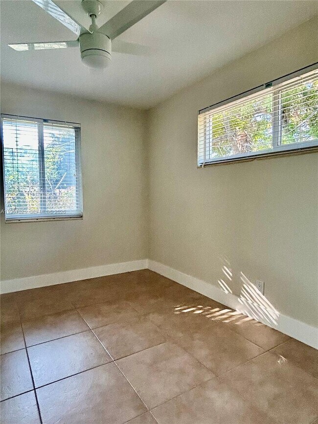 Building Photo - 1435 NE 22nd St