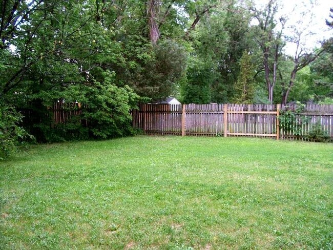 Building Photo - Cozy, Character-Filled Bungalow Close to It All