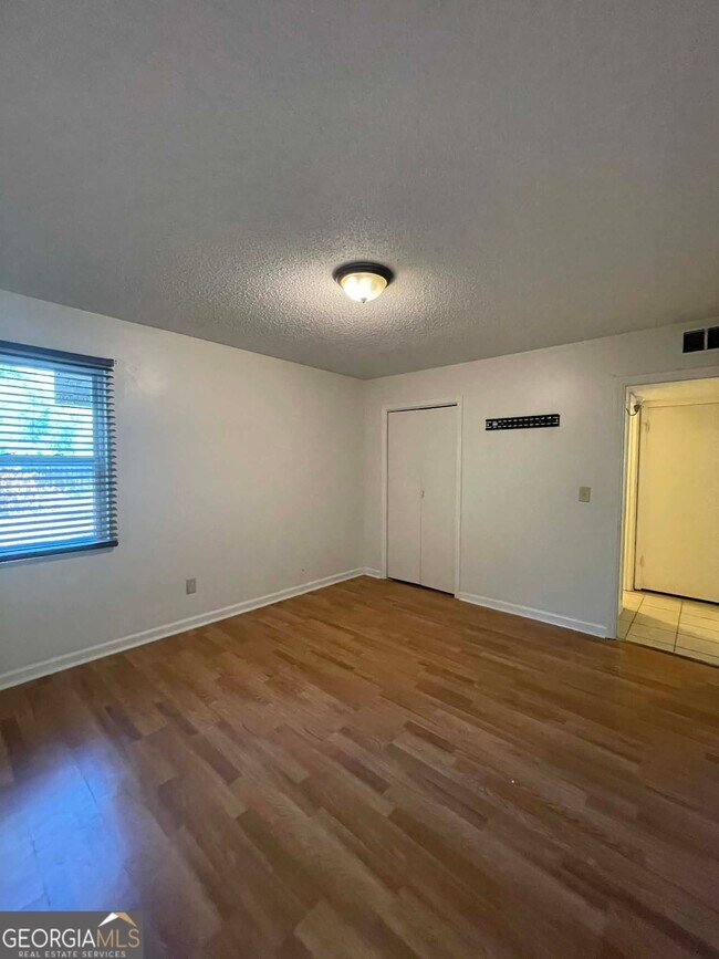 Building Photo - 205 Merlin Dr