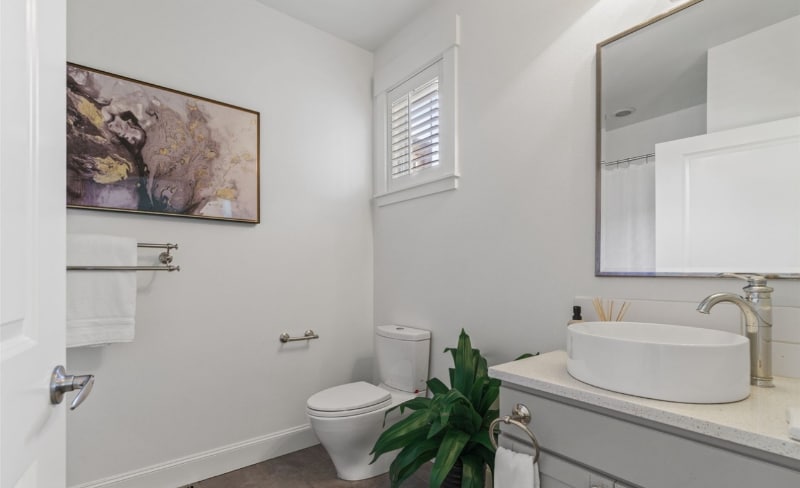 Building Photo - 1340 Bellevue Way SE