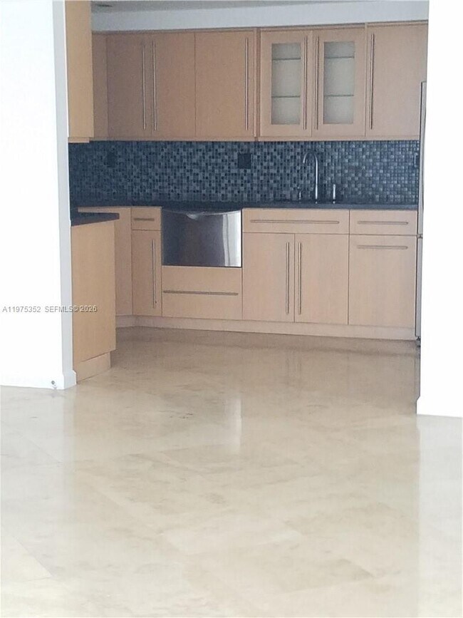 Building Photo - 2457 Collins Ave