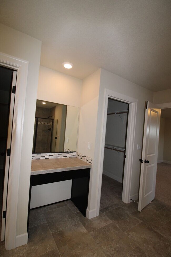 Building Photo - WELL MAINTAINED, BEAUTIFUL 5 BR HOME IN THE CAMAS HILLS!