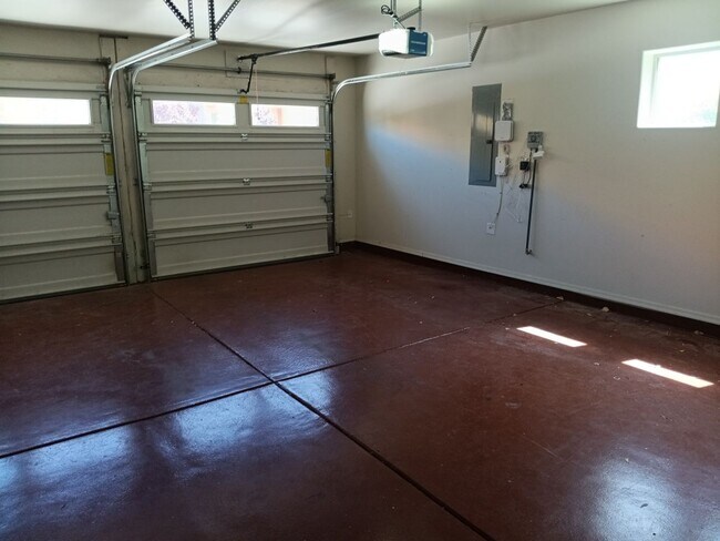 Building Photo - 4 Bedroom, 3 Bathroom! Lovely Home!