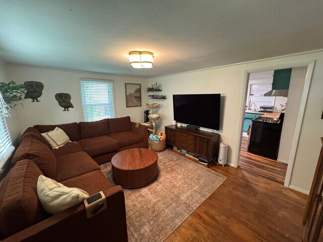 Building Photo - Awesome Home Near Downtown Athens!