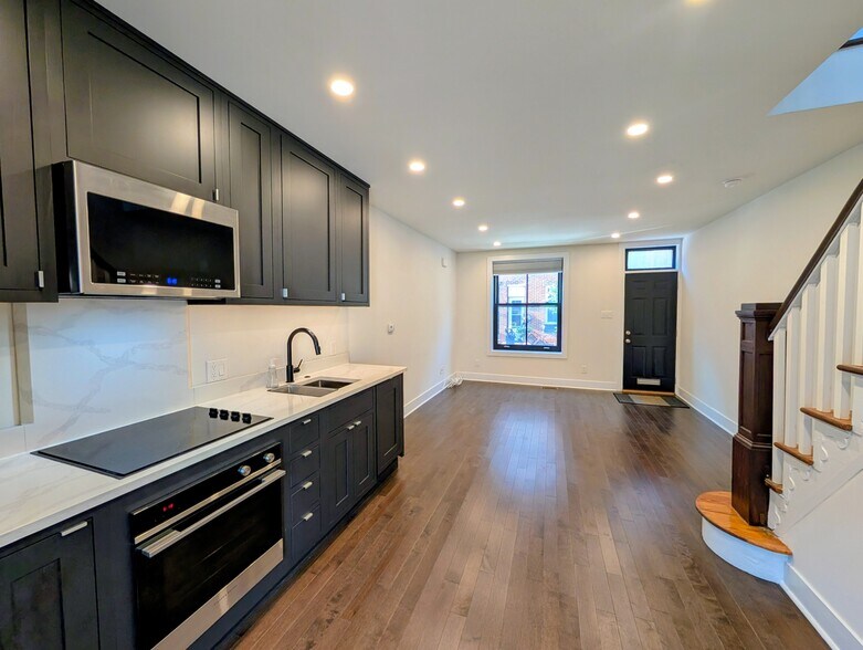Building Photo - 1118 Titan St