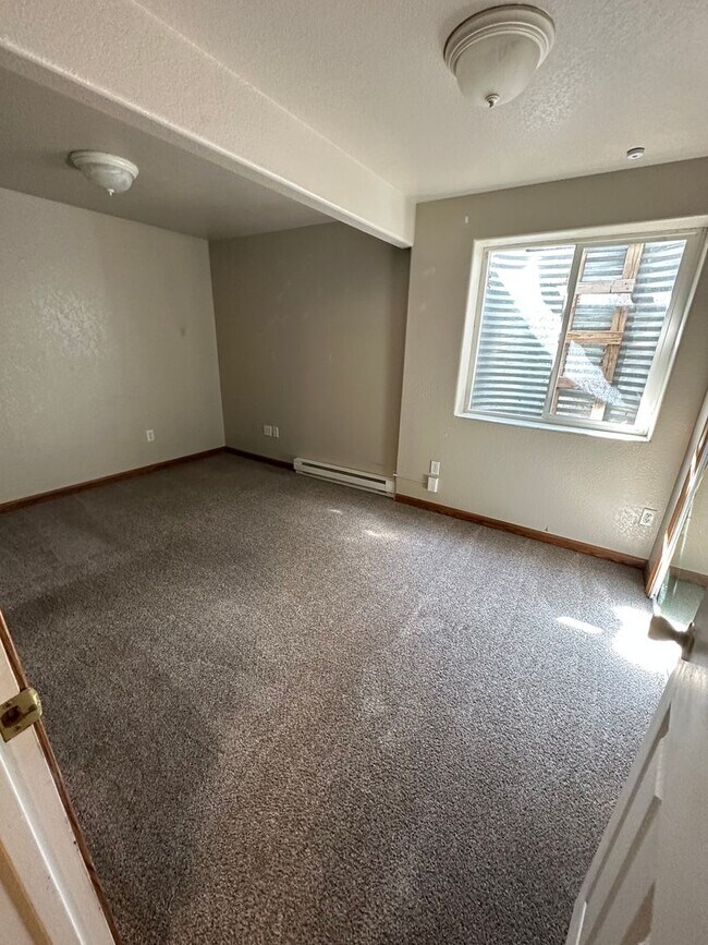 Building Photo - Spacious 5 Bedroom 3 Bath Home