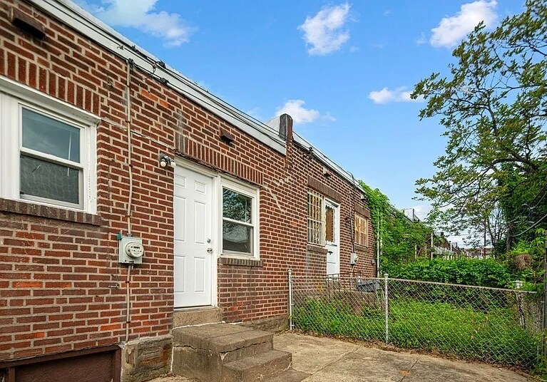 Building Photo - 2405 S 57th St