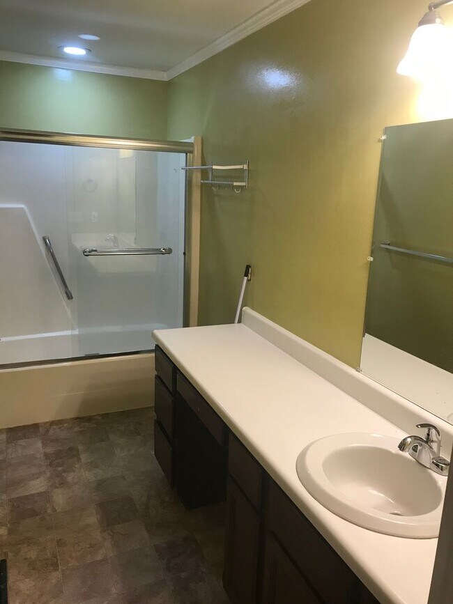 Building Photo - Nice Updated 3 bedrom 2 Bath Home in Becke...