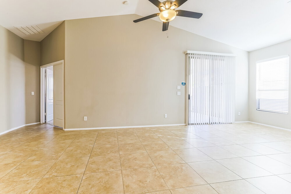 Building Photo - 672 E Lovegrass Dr