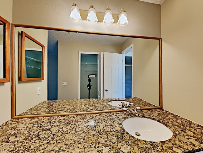 Building Photo - 14902 Pelican Point
