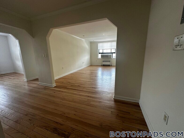 Building Photo - 60 Brattle St