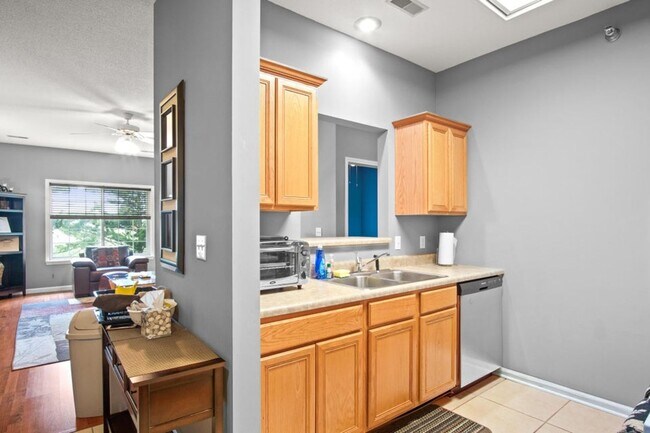 Building Photo - Easy living Condo with 1 car garage!