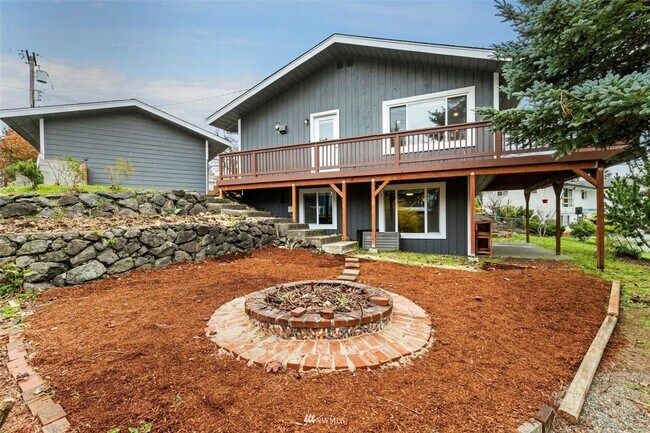 Building Photo - Beautiful 4 Bedroom Close to Everything!