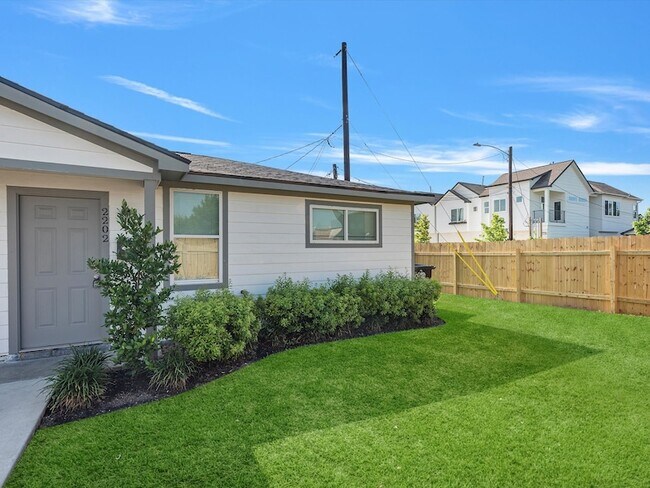 Building Photo - 2202 Solo St