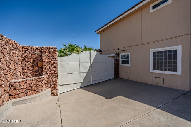 Building Photo - 2066 Paseo Del Prado Dr