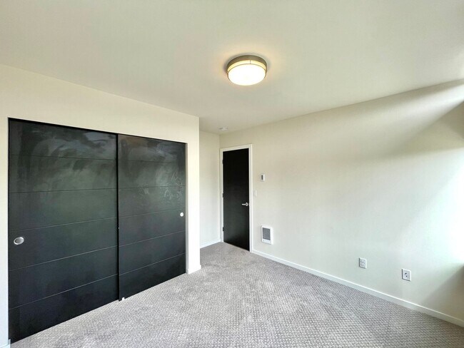Building Photo - Great Townhome for rent