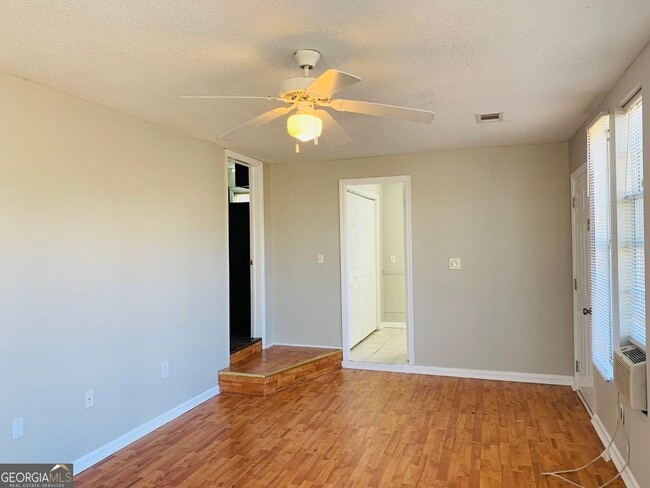 Building Photo - 208 Laurel Ln