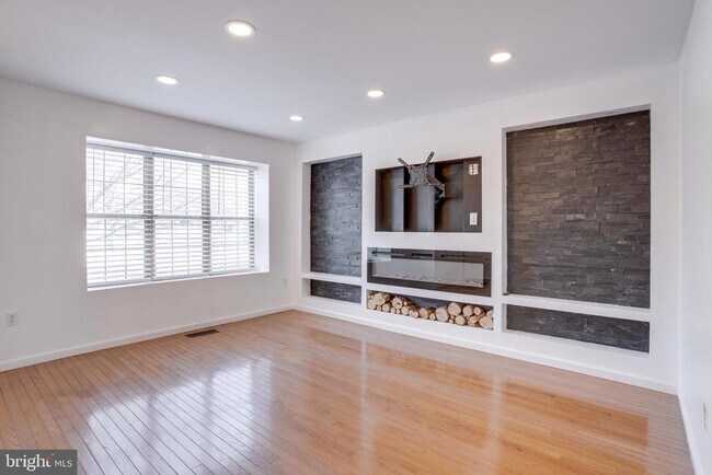 Building Photo - 5809 Waterdale Ct