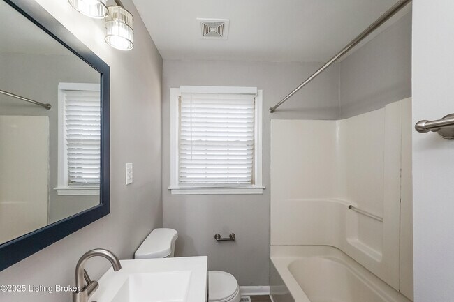 Building Photo - 7706 Poinsettia Dr