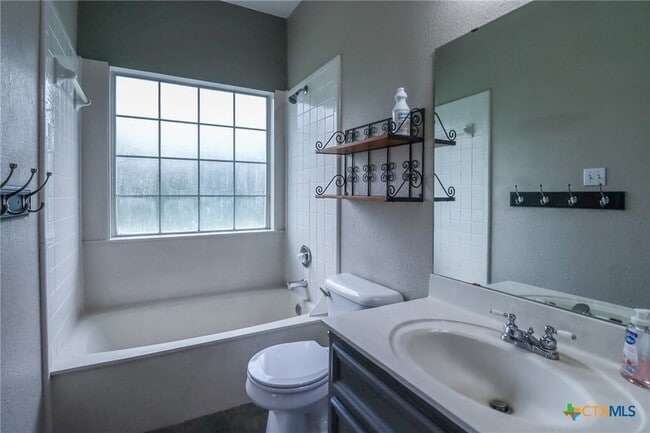 Building Photo - 1810 Mesa Oaks Cir