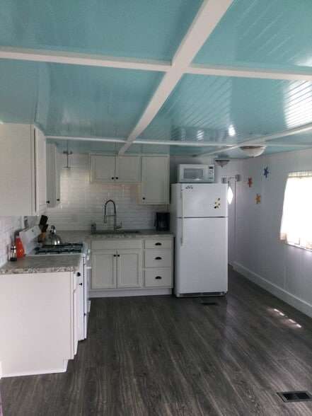 Building Photo - 15 Albees