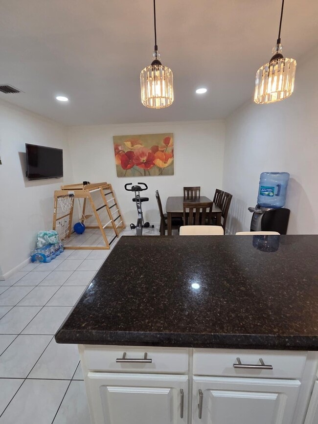 Building Photo - 810 Sandtree Dr