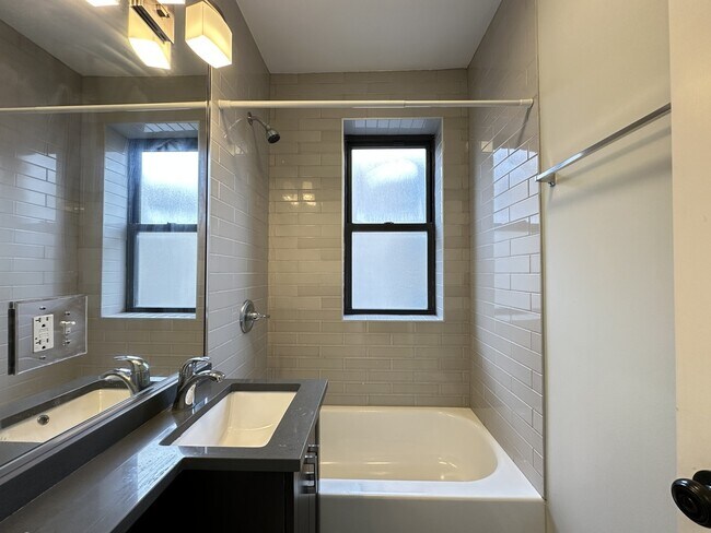 Building Photo - 434.5 W Belden Ave