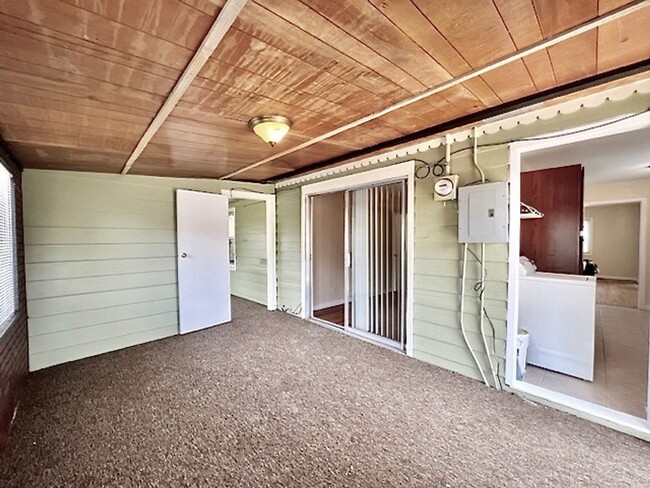 Building Photo - ADORABLE TWO BED IN HILLSIDE NEIGHBORHOOD!