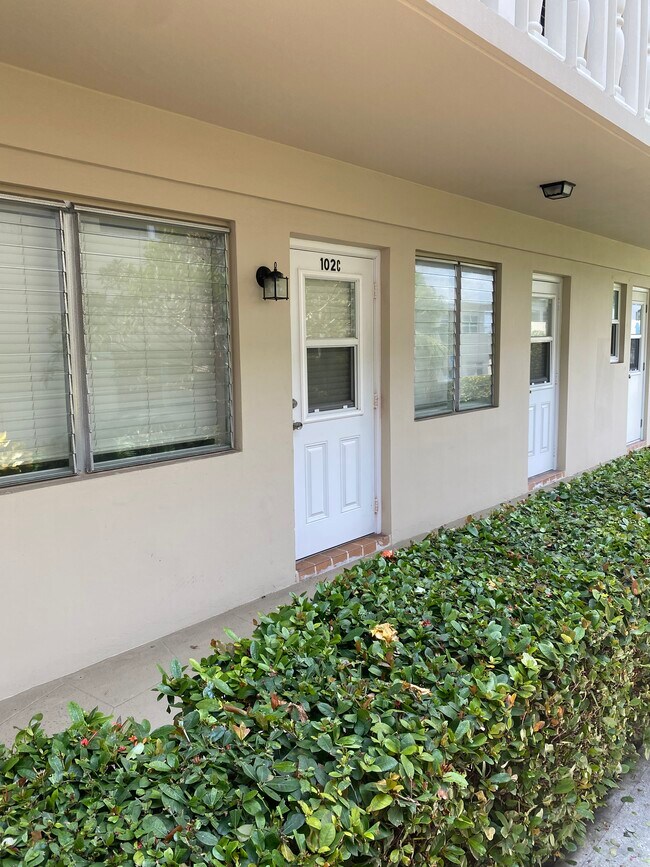 Building Photo - 2121 NE 42nd Ct