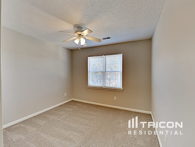 Building Photo - 701 Barbee Farm Dr